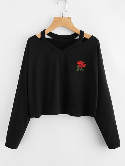 Camiseta con abertura en el cuello con parche de rosa