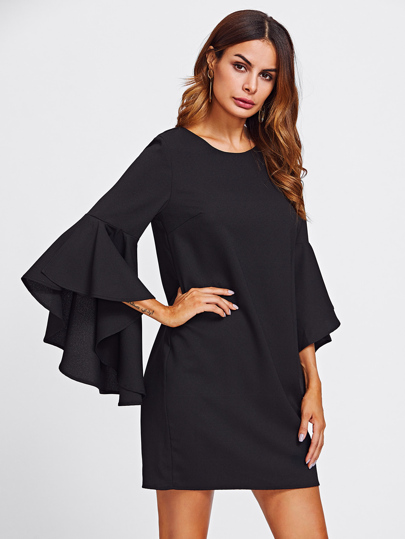 Kleid mit übergroßen Glockärmeln, Knöpfen und Schlussloch