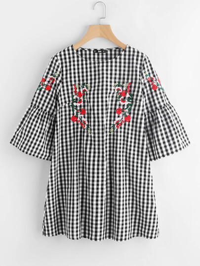 Kleid mit Flöthülsen und Stickereien