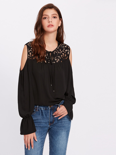 Bluse mit durchschauender Spitze um den Ausschnitt und Glockenhülsen