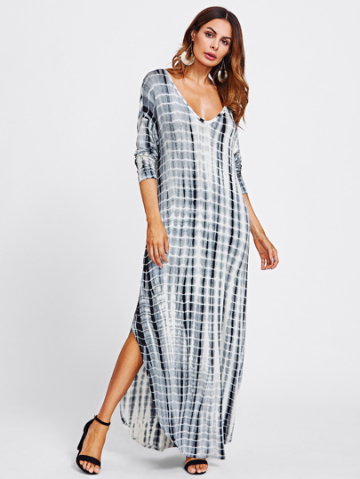 Kleid mit Batikmuster und V-Ausschnitt