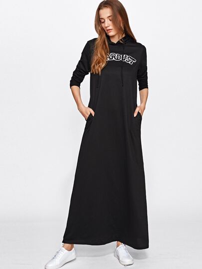 Robe à capuche brodée avec des pièces