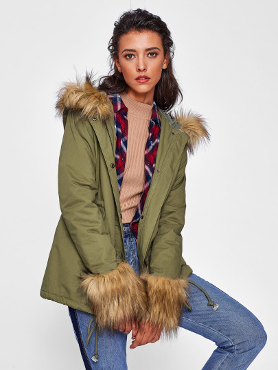 Veste encapuchonné avec garniture de fourrure fausse bicolore