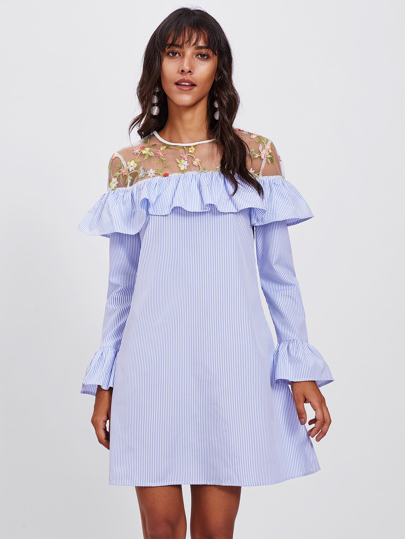 Kleid mit Stickerei,Gitter,schößchem Saum und Glockenhülsen