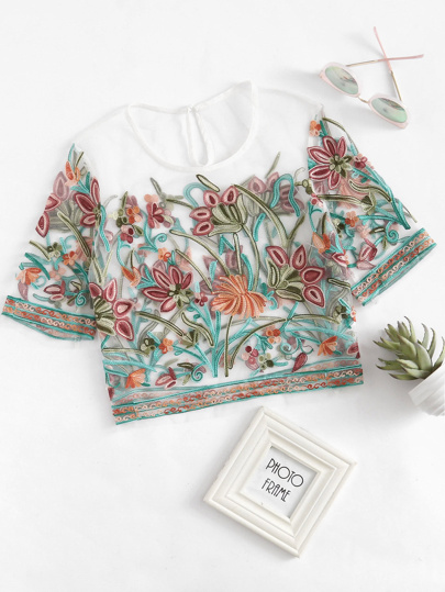Top brodé avec trou avec boucle maille