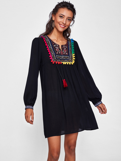 Kleid mit Pompons, Stickereien und Quaste