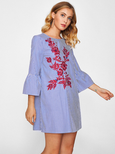 Kleid mit Flötehülse, Stickereien und Nadelstreifen