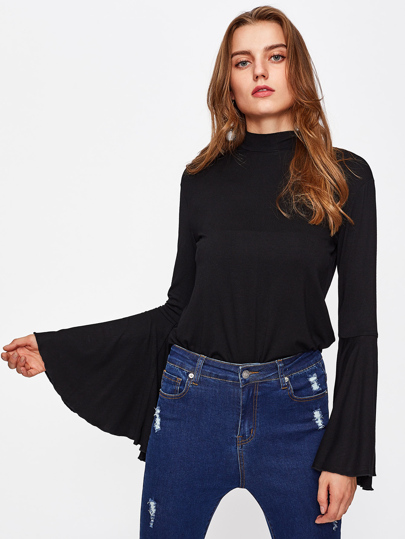 Camiseta con cuello alto con manga acampanada exagerada