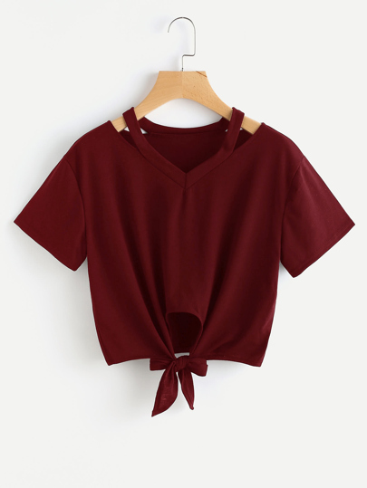 Tagliare il davanti del nodo del neckline di V