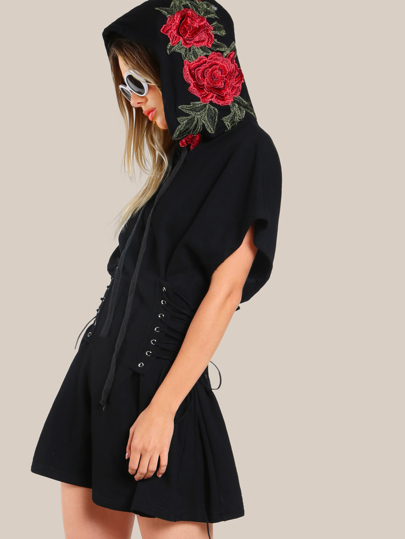 Robe encapuchonné avec lacet avec pièce de rose 3D