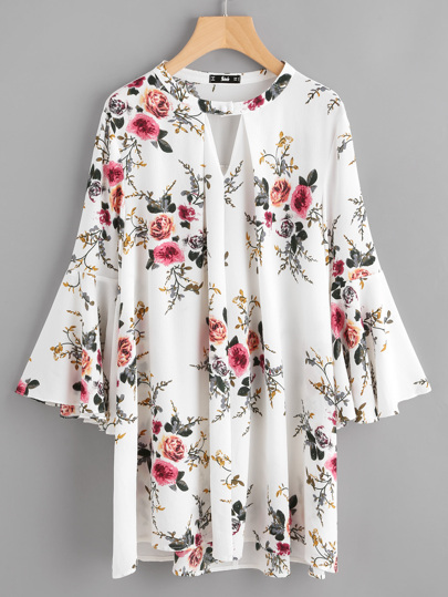 Kleid mit V Cut und Glockärmeln