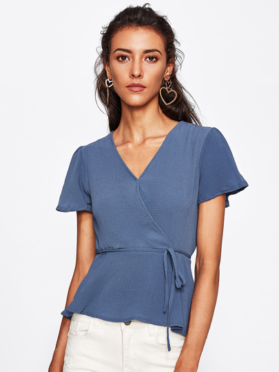 Top manche bouffante avec la pile inclinée et une ceinture