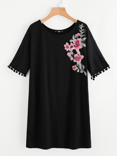 Vestido con parche de bordado de flor y detalle de pompón
