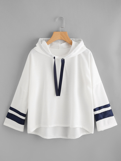 Hoodie mit Streifen und sehr tief angesetzter Schulterpartie