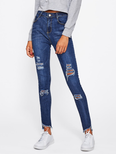 Jeans mit ausgefranstem Saum und Rissen