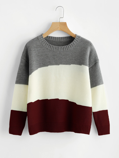 Pull pièce de couleur avec la chute de l\'épaule