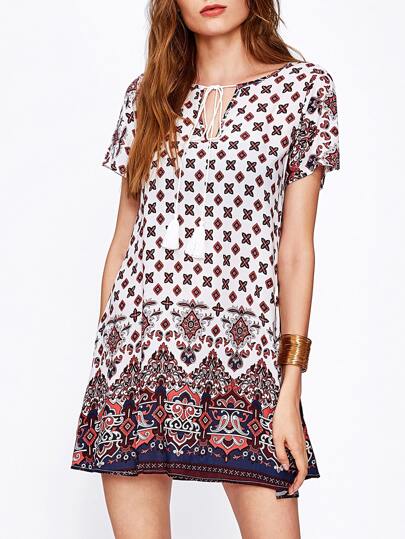 Vestido con muesca en V con cordón