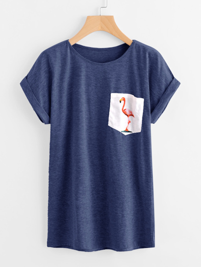 Camiseta de marga con bolsillo y estampado de flamenco en contraste