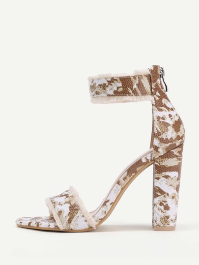 Sandales à talons hauts découpé