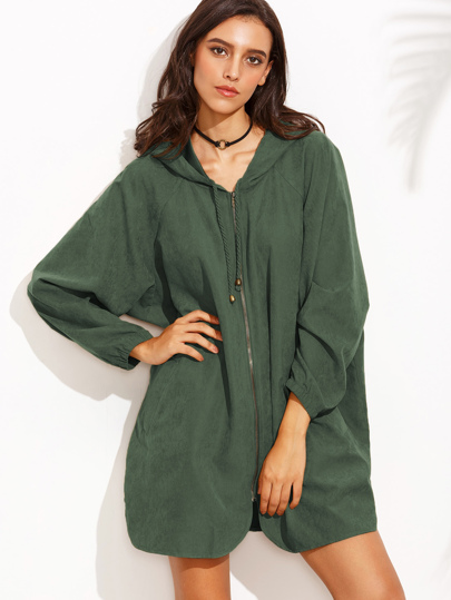 Manteau à capuche bord courbé manche raglan