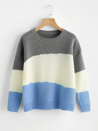 Pull pièce de couleur avec la chute de l\'épaule