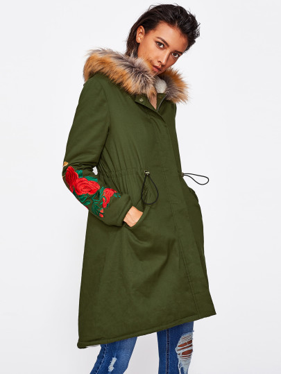 Parka con capucha de piel sintética con bordado