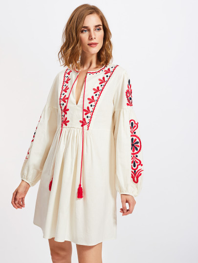 Vestido de bordado con manga farol con cordón