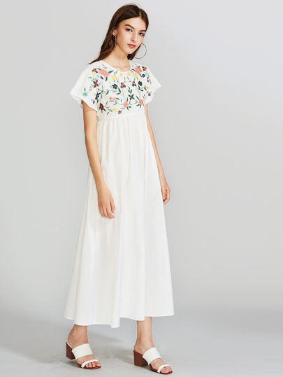 Vestido con bordado de canesú y cordón en la parte trasera