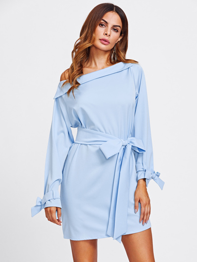 Kleid mit asymmetrischen Schultern und Gürtel