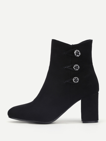 Bottes de cheville à talons avec des boutons de fleur