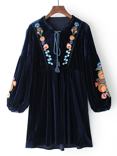 Vestido de terciopelo con hombro caído de bordado