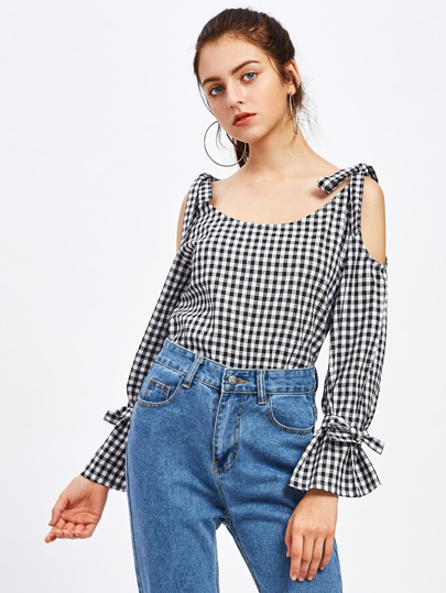 Blusa de cuadros con hombro abierto y detalle de cordón