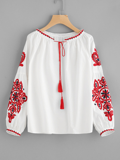 Blusa con cordones de manga farol con bordado
