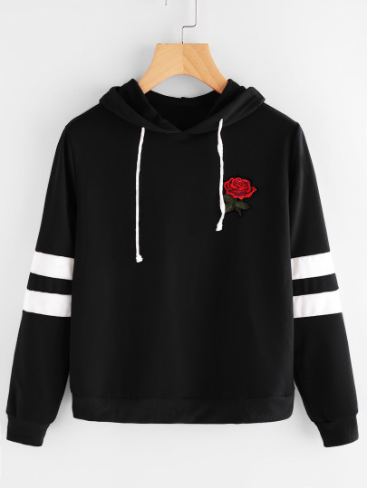 Sudadera con capucha con manga de rayas y parche de rosa