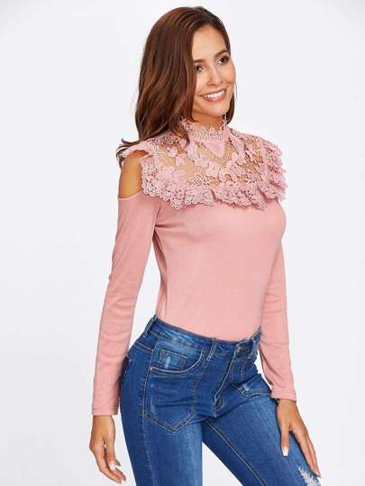 Tee avec dentelle floral avec épaules nues