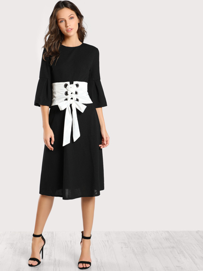 Vestido de manga acampanada con volante con corsé