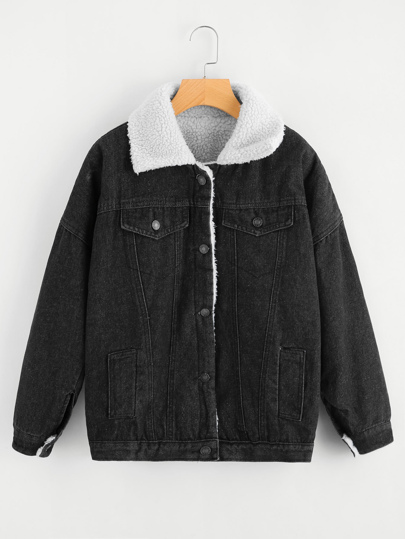 Chaqueta de sherpa en denim con una botonadura