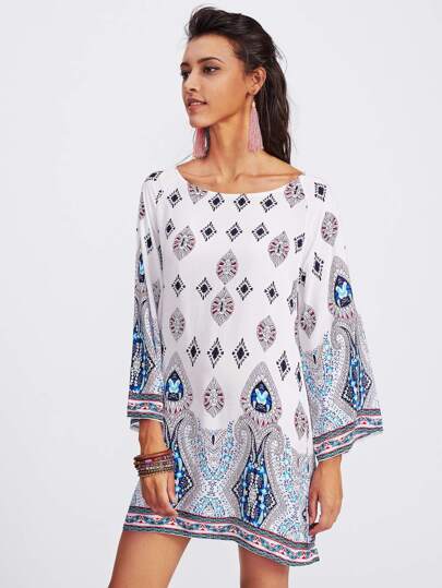 Kleid mit aufwendigem Muster und Kimonoärmeln