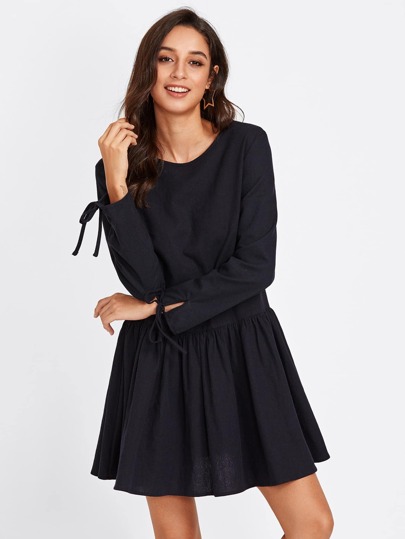 Robe avec la chute de taille avec lacet de manchette