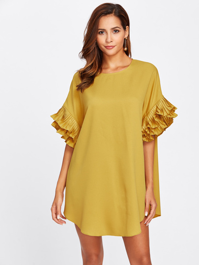 Vestido con volantes y bajo redondeado
