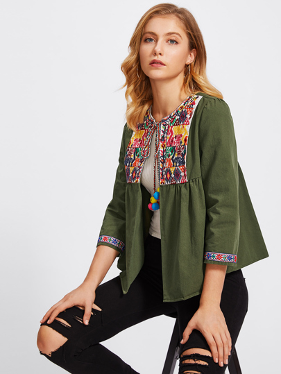 Veste brodé avec lacet et pompon du col