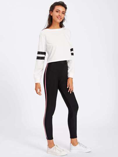 Leggins con cinta a rayas al lado