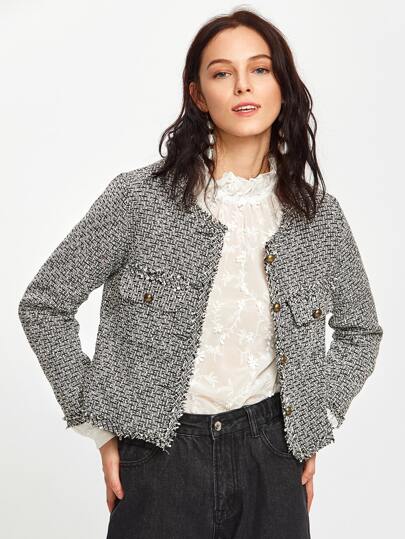 Jacke mit Häkelarbeit und aufgefranstem Saum