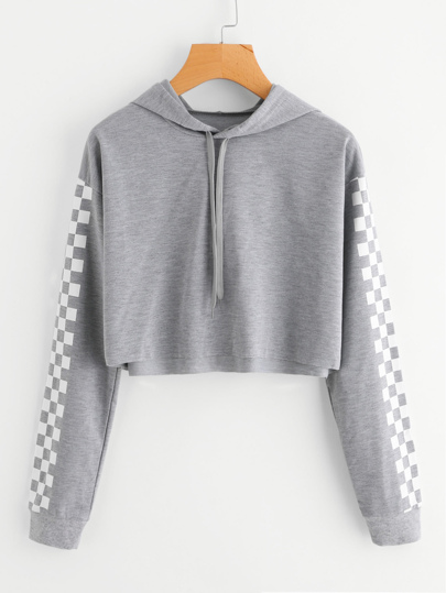 Sweat encapuchonné court avec manche bicolore