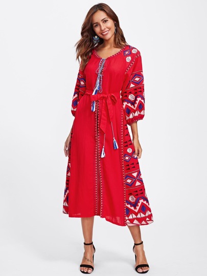 Vestido con abertura con lazo con diseño bordado