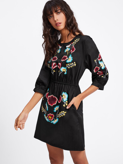 Vestido con bordado de flor y lazo para atar