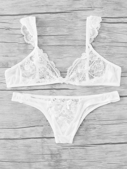 Conjunto de encaje con detalle de volantes