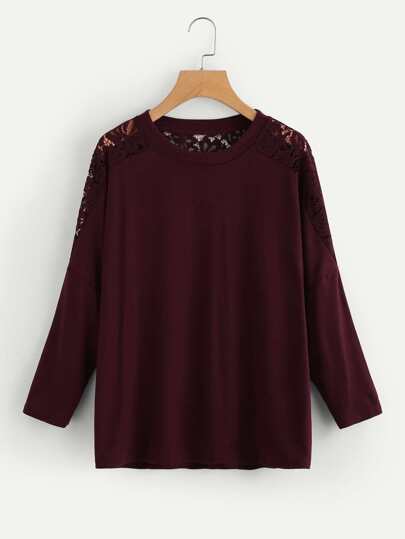 Tee dentelle avec la chute de l\'épaule