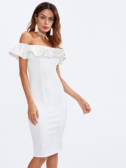 Vestido entallado con volantes