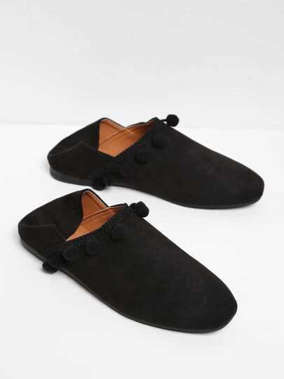 Flache Schuhe mit Pompons